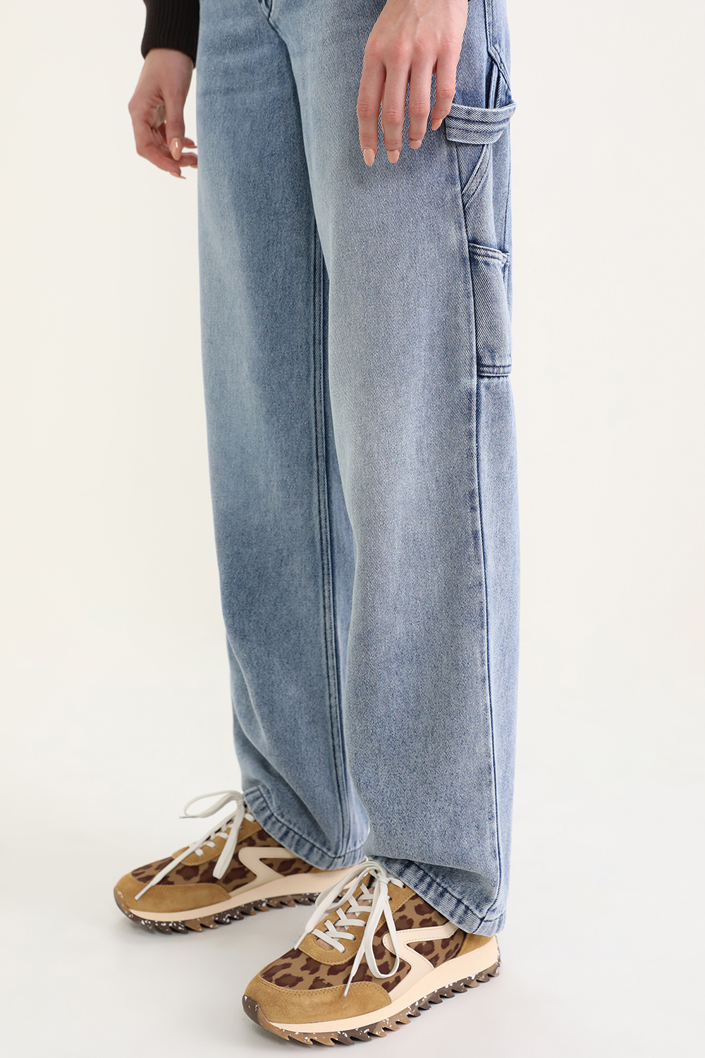 תמונת כל הלוק של נעלי סניקרס רטרו מנומרות